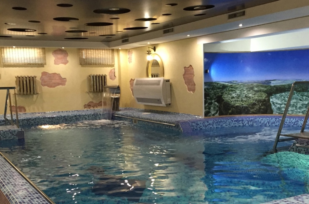 Гостям отеля «Рафаэль» доступны сауна, бассейн, тренажерный зал и другие услуги